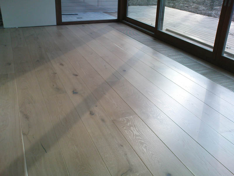 Pose parquet chêne finitions radiateur