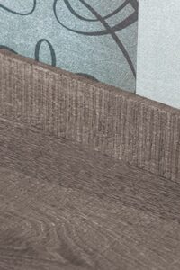 SC 610 - Chêne scié - scié poussière d'argile -avec plinthe profil carré 16 mm x 70 assortie